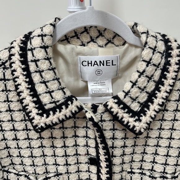CHANEL Vintage Wool Boucle Long Jacket - Picture 12 of 16